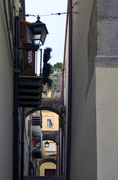 Típica Calle Empedrada Estrecha Con Escalera Entre Dos Casas Antiguas — Foto de Stock