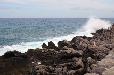 İtalya, Sicilya 'nın Cefalu kenti yakınlarındaki Tyrhenia Denizi' nin turkuaz sularına kayaların ve uçurumların manzaralı deniz manzarası. Deniz ve kayalar. Doğal bileşim. Seyahat ve turizm kavramı.