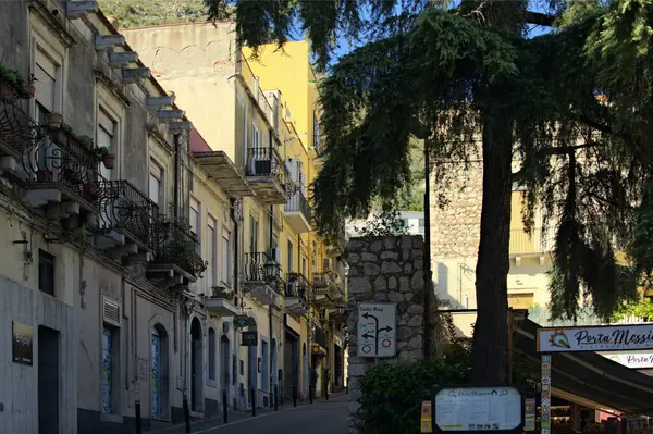 Taormina Sicilia Octubre 2023 Típica Calle Estrecha Siciliana Con Antiguas — Foto de Stock