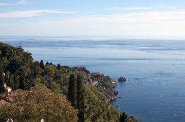 Güneşli bir günde mavi gökyüzü üzerinde mavi sakin bir deniz. Sicilya, Taormina yakınlarındaki manzaralı panoramik manzara. Güneşli bir gün. Seyahat ve turizm kavramı.