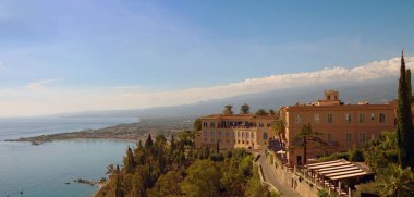 Taormina 'nın panoramik doğa manzarası. Taormina 'dan manzaralı kıyı şeridi. Meşhur turistik yer ve İtalya 'nın Sicilya kentinde romantik bir tatil yeri..