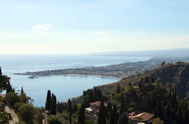 Güneşli bir günde mavi gökyüzü üzerinde mavi sakin bir deniz. Sicilya, Taormina yakınlarındaki manzaralı panoramik manzara. Güneşli bir gün. Seyahat ve turizm kavramı.