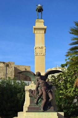 Trapani, İtalya-31 Ekim 2023: 1. Dünya Savaşı Anıtı, Sicilya. Ölen bir adamı tutan bir melekle birlikte bilinmeyen bir askerin heykeli. Mavi gökyüzü arkaplanı.