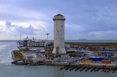 Livorno, İtalya 'daki ortaçağ Marzocco Kulesi manzarası. Antik gözetleme kulesi, 15. yüzyılda yapılmış. Şehrin kuzeyindeki liman bölgesinin içinde. Seyahat ve turizm kavramı.