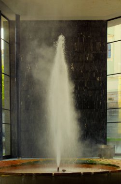 Karlovy Vary, Çek Cumhuriyeti-Nisan 09.2024: The Fontana Vridla Sprudel veya Vridlo Fountain in the Hot Spring Colonnade veya Vridelni Kolonada in Carlsbad. Ünlü SPA tatil köyü. Seyahat ve turizm kavramı. 