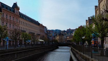 Karlovy Vary, Çek Cumhuriyeti-Nisan-Nisan-2024: Karlovy Vary 'deki eski bir kasabanın manzarası. Tepla nehrinin güzel seti nehir boyunca eski binalar. Seyahat ve turizm konsepti..