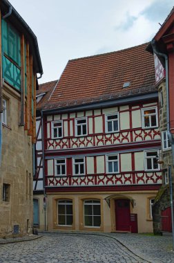 Eski Kronach kasabasında kırmızı kiremitlerin altında antik evlerin bulunduğu manzaralı cadde manzarası. Bavyera 'daki tipik mimari, Yukarı Frankonya bölgesi, Almanya. Seyahat ve turizm kavramı.