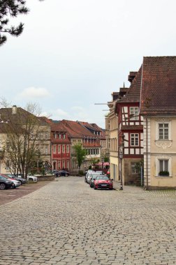 Kronach, Almanya-10 Nisan 2024: Eski Kronach kasabasında eski kırmızı kiremitlerin altında antik evlere sahip cadde manzarası. Bavyera 'nın tipik mimarisi, Yukarı Frankonya, Almanya.