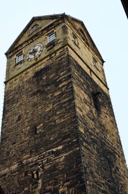 Eski Kronach kasabasındaki antik saat kulesinin alçak açılı görüntüsü. Bavyera 'daki tipik mimari, Yukarı Frankonya bölgesi, Almanya. Seyahat ve turizm kavramı.