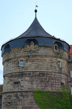 Kronach, Almanya-10 Nisan 2024: Kronach, Almanya 'nın Yukarı Franconia kentindeki ünlü ortaçağ Rosenberg Kalesi' nin kiremitli çatısı altındaki antik kaldırım taşı kulesinin ayrıntılı görüntüsü..