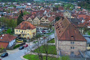 Kronach, Almanya-10 Nisan 2024: Eski Kronach kasabasında kırmızı kiremit altında antik evlere sahip havadan şehir manzarası. Bavyera 'nın tipik mimarisi, Yukarı Frankonya, Almanya.