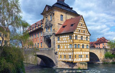 Bamberg 'deki ortaçağ belediye binasının panoramik manzarası. Şehrin önemli bir simgesidir. Seyahat ve turizm konsepti. UNESCO Dünya Mirası Alanı.