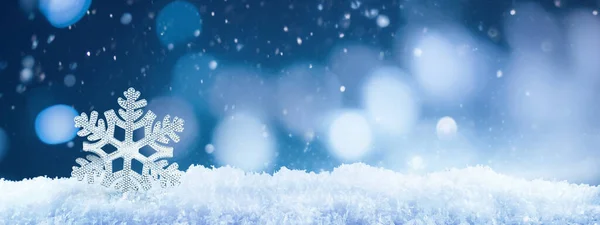 Hermoso Fondo Panorámico Navidad Con Copo Nieve Nieve Contra Cielo —  Fotos de Stock