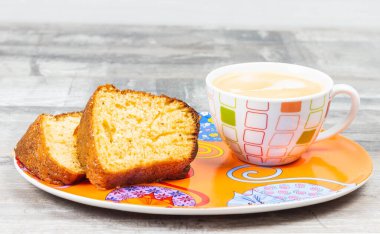 Portakallı kek ve tabakta süt..