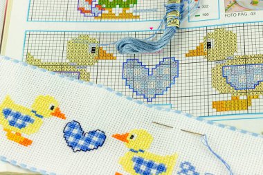 Beyaz ve mavi renkli şirin bir Paskalya tavşanı resmi.