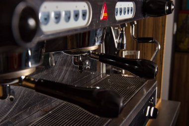 Kahve yapmak için espresso makinesi.