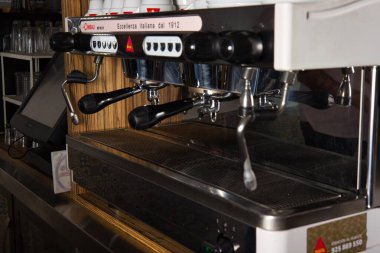 Şehirdeki bir restoranın içinde.