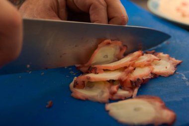 Şefin yanına git ve kırmızı biber hazırla.