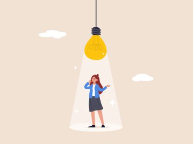 Beyin fırtınası konsepti. İnovasyon, yaratıcılık ya da ticari başarı için hayal gücü, fikri düşünmek, sorunu çözmek için çözüm, parlak ampul altında düşünen zeki iş kadını