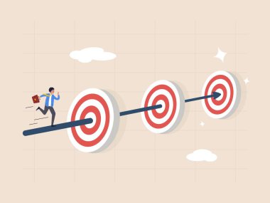 Başarı konsepti. Hedeflere, iş hedeflerine, amaçlara ve amaca ulaşma mücadelesi, iş ve kariyerde başarılı olma yolculuğu, hedefler arasında ok üzerinde koşan güven işadamı