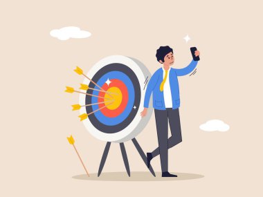 Hedef kavramına ulaş. İş hedefi, amaç ya da hedef, amaç ve amaç başarı, istek ve motivasyon, kendine güvenen işadamı okçuluk hedefine ok darbesiyle vuruyor