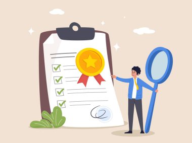 Kalite kontrol ya da onaylı onay konsepti. Standart, şirket politikası veya uyumu, garanti listesi belgesi, güvence, iş adamı standart QC rozet belgesine sahip büyüteç