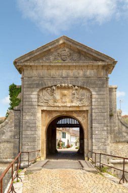 Ile de Re 'deki La Flotte yakınlarındaki Fort de la Pree' nin giriş kapısı. 1625 yılında Protestan topraklarını yeniden fethetmek için inşa edilen yapı, XVlinci yüzyılın sonunda yeniden yapılandırılmıştır..