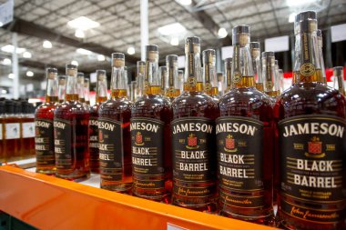 Los Angeles, California, ABD - 03-01-2022: Yerel büyük bir markette sergilenen birkaç şişe Jameson Black Barrel İrlanda viskisinin manzarası.