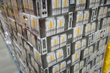 Los Angeles, California, ABD - 03-01-2022: Yerel büyük bir markette sergilenen çok sayıda Sapporo birası manzarası.