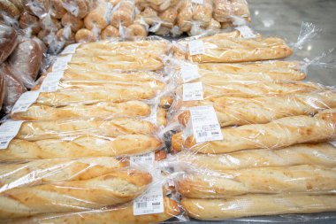 Los Angeles, California, ABD - 03-01-2022: Yerel bir Costco mağazasında sergilenen Kirkland İmza baget paketlerinin manzarası.