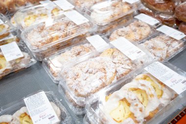 Los Angeles, California, ABD - 03-01-2022: Yerel bir Costco mağazasında sergilenen Avrupa tarzı hamur işlerinin çeşitli çeşitleri.