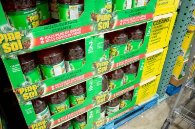 Los Angeles, California, ABD - 05-20-2022: Pine-Sol yüzey temizleyici ürünlerinin çeşitli paketleri yerel bir büyük market vitrininde sergileniyor.
