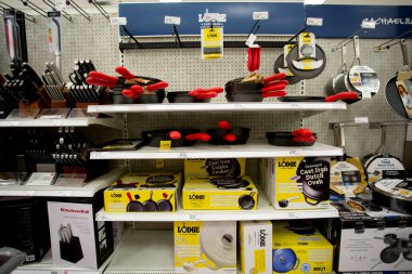 Los Angeles, California, ABD - 05-20-2022: Loca döküm demir ürünlerine adanmış koridor bölümü yerel bir mağazada sergileniyor.