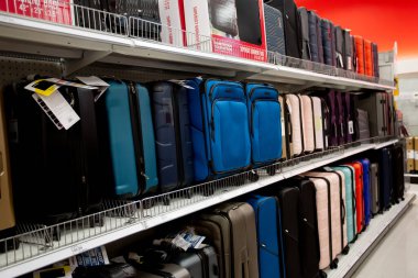 Los Angeles, California, ABD - 05-20-2022: Yerel bir mağazada sergilenen ve valizlere adanmış çok sayıda rafın manzarası.