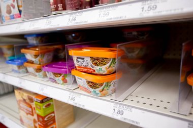 Los Angeles, California, ABD - 05-20-2022: Yerel bir bakkalda sergilenmekte olan çok sayıda Purina Beneful hazır yemek konteynırının manzarası.