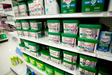 Los Angeles, Kaliforniya, Amerika Birleşik Devletleri - 05-20-2022: Yerel bir mağazada sergilenen Cascade bulaşık deterjanı konteynırları.