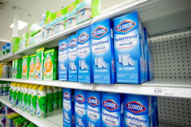Los Angeles, California, ABD - 05-20-2022: Yerel bir mağazada sergilenen Clorox Tuvalet Wand 'in birkaç paket yenileme görüntüsü.