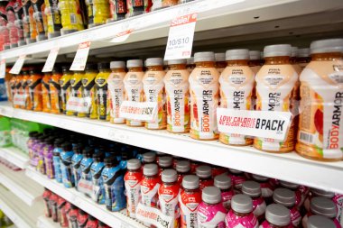 Los Angeles, California, ABD - 05-20-2022: Yerel büyük bir markette sergilenen birkaç şişe BodyArmor spor içeceği.