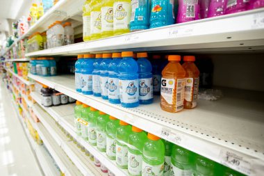 Los Angeles, California, ABD - 05-20-2022: Yerel bir bakkalda sergilenen çeşitli Gatorade tatlarına adanmış çok sayıda rafın manzarası.