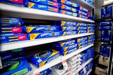 Los Angeles, California, ABD - 05-20-2022: Oreo kurabiye ürünlerine adanmış çok sayıda rafın manzarası, yerel bir bakkalda sergileniyor.
