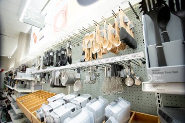 Los Angeles, California, ABD - 05-20-2022: Yerel bir mağazada sergilenen mutfak aletlerinin duvar görüntüsü.