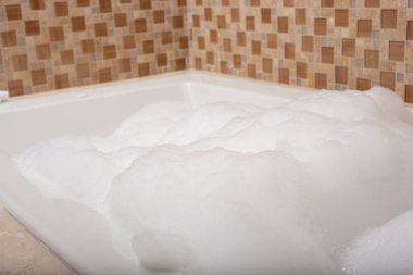 Köpük banyosu sırasında jakuzi manzarası.