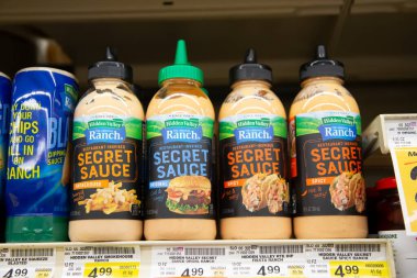 Los Angeles, California, ABD - 05-20-2022: Yerel bir bakkalda sergilenmekte olan birkaç şişe Hidden Valley Ranch gizli sosunun görüntüsü.
