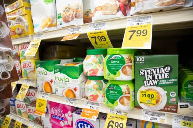 Los Angeles, California, ABD - 05-20-2022: Truvia ve Stevia in the Raw 'ın yer aldığı çok sayıda stevia tatlandırıcının görüntüsü yerel bir bakkalda sergileniyor.