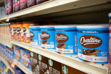 Los Angeles, California, ABD - 05-20-2022: Yerel bir bakkalda sergilenen çok sayıda Ovaltine çikolatalı süt konteynırının görüntüsü.