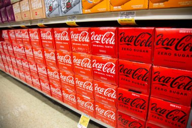 Los Angeles, California, ABD - 05-20-2022: Yerel bir bakkalda sergilenen Coca-Cola soda kutularının manzarası.