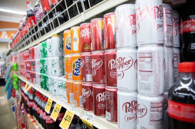 Los Angeles, California, ABD - 05-20-2022: Yerel bir markette sergilenmekte olan çok sayıda popüler mini konserve soda markasının görüntüsü.