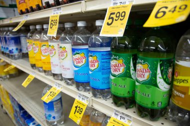 Los Angeles, California, ABD - 05-20-2022: Birkaç şişe Kanada sodası yerel bir bakkalda sergileniyor.