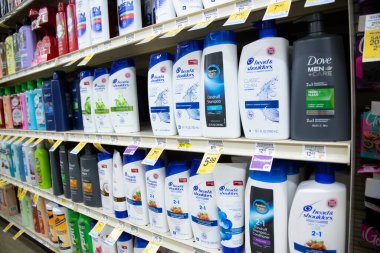Los Angeles, California, ABD - 05-20-2022: Head and Shoulders şampuan ürünlerine adanmış çok sayıda rafın manzarası, yerel bir bakkalda sergileniyor.