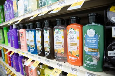 Los Angeles, California, ABD - 05-20-2022: Yerel bir bakkalda sergilenen çeşitli Herbal Essences saç ürünleri.
